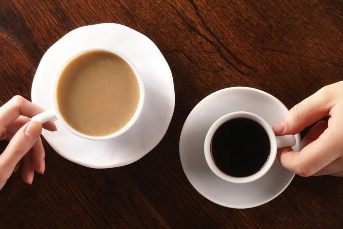 ক্যাফেইন ঘুমের ব্যাঘাত ঘটায় এবং মনকে বেশি উত্তেজিত রাখে। ফলে অতিরিক্ত চা-কফি খেলে মুড সুইং বাড়ে।